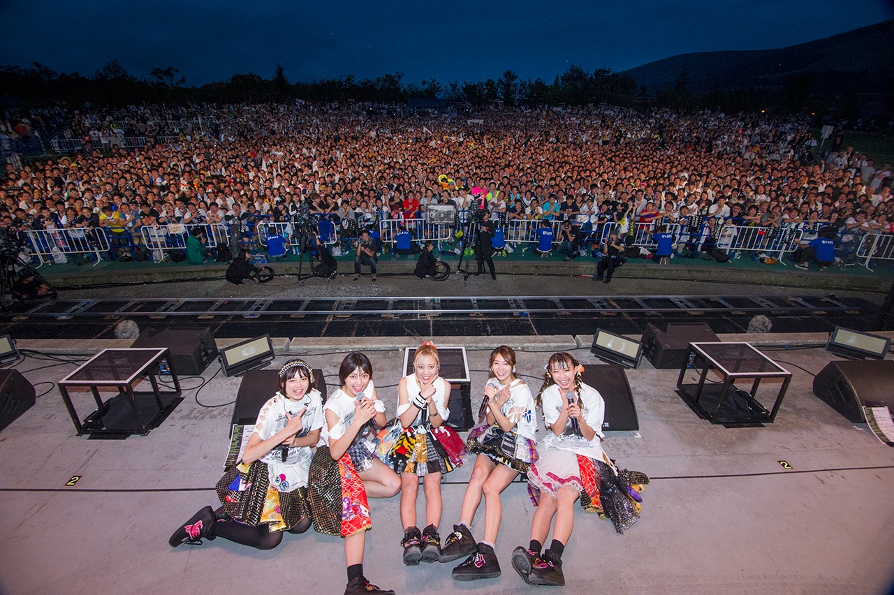 ベイビーレイズJAPAN「全虎が啼いた！伝説の最高雷舞（クライマックス）」で撮影された記念写真。（写真提供：レプロエンタテインメント）