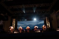 虎ガーに向かってお辞儀するベイビーレイズJAPAN。（写真提供：レプロエンタテインメント）