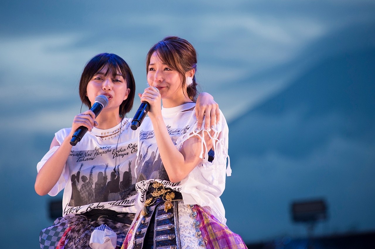 左から高見奈央、傳谷英里香。（写真提供：レプロエンタテインメント）