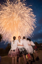 肩を寄せ合って花火を見るベイビーレイズJAPAN。（写真提供：レプロエンタテインメント）