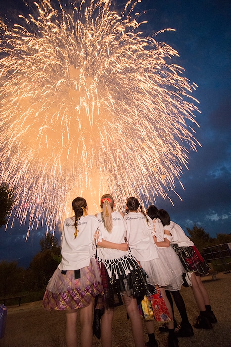 肩を寄せ合って花火を見るベイビーレイズJAPAN。（写真提供：レプロエンタテインメント）