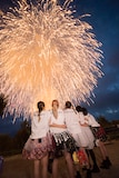 肩を寄せ合って花火を見るベイビーレイズJAPAN。(写真提供:レプロエンタテインメント)