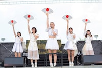 扇子を持って「ニッポンChu!Chu!Chu!」を歌うベイビーレイズJAPAN。（写真提供：レプロエンタテインメント）