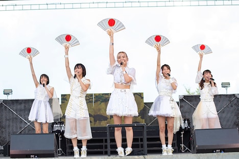 扇子を持って「ニッポンChu!Chu!Chu!」を歌うベイビーレイズJAPAN。（写真提供：レプロエンタテインメント）