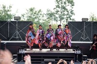 新衣装を身にまとって登場するベイビーレイズJAPAN。（写真提供：レプロエンタテインメント）