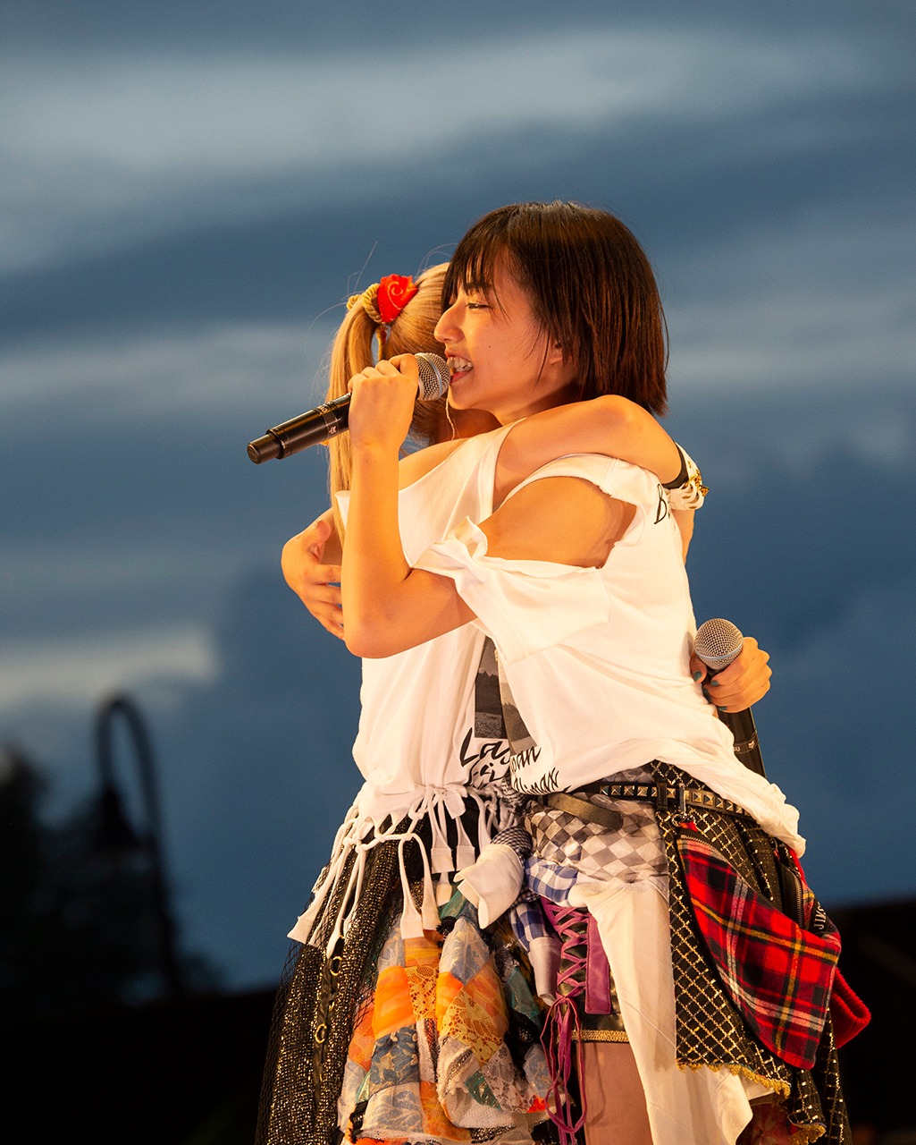 抱き合う林愛夏（左）と高見奈央（右）。（写真提供：レプロエンタテインメント）