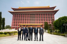 グランドホテル台北の前に立つ関ジャニ∞。（写真提供：インフィニティ・レコーズ）