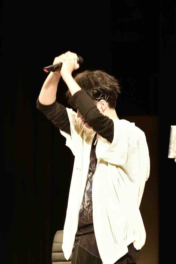 人気画像10位は「浦島坂田船が私服でファンミ『皆さんが応援し続ける限り、永久に続いていきます』」より、となりの坂田。（撮影：小松陽祐［ODD JOB］）