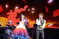 「結界」を歌う水樹奈々と宮野真守。（Photo by hajime kamiiisaka）