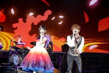 「結界」を歌う水樹奈々と宮野真守。（Photo by hajime kamiiisaka）