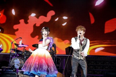 「結界」を歌う水樹奈々と宮野真守。（Photo by hajime kamiiisaka）