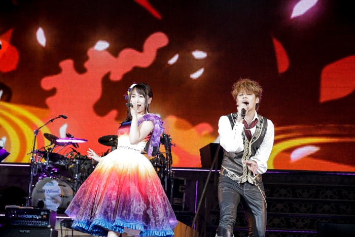 「結界」を歌う水樹奈々と宮野真守。(Photo by hajime kamiiisaka)