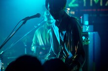 高橋健介（G, Syn / LUCKY TAPES）（撮影：八尾武志）