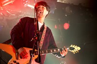 田辺由明（G, Cho / マカロニえんぴつ）（撮影：八尾武志）