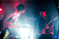 左からはっとり（Vo, G / マカロニえんぴつ）、田辺由明（G, Cho / マカロニえんぴつ）。（撮影：八尾武志）