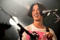 はっとり（Vo, G / マカロニえんぴつ）（撮影：八尾武志）