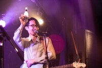 ZIMAを片手に乾杯を促す高橋健介（G, Syn / LUCKY TAPES）（撮影：八尾武志）