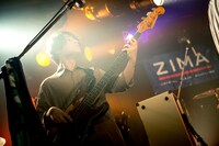 高野賢也（B, Cho / マカロニえんぴつ）（撮影：八尾武志）