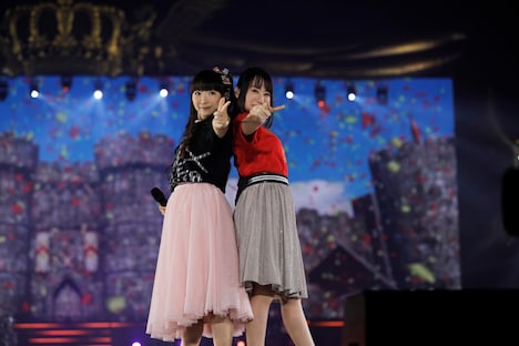 「未来形アイドル」を歌う堀江由衣と水樹奈々。(Photo by hajime kamiiisaka)