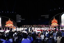 乃木坂46の「長安景盛桜花紅－中日青年友好コンサート」でのパフォーマンスの様子。