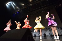 「カッキーン！」のポーズでライブ本編を締めくくるベボガ！。