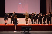 エースコック「スーパーカップMAX」新CM発表会の様子。