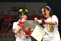 手紙がうまくめくれずあたふたする水沢心愛（左）をサポートする水戸しのぶ（右）。