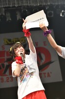 プリント出力した“手紙”で感謝を伝える水沢心愛。