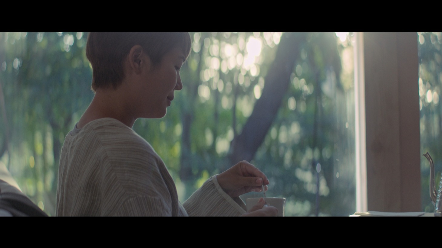 「『ブレンディ』スティック」CM朝オーレ！篇のワンシーン。