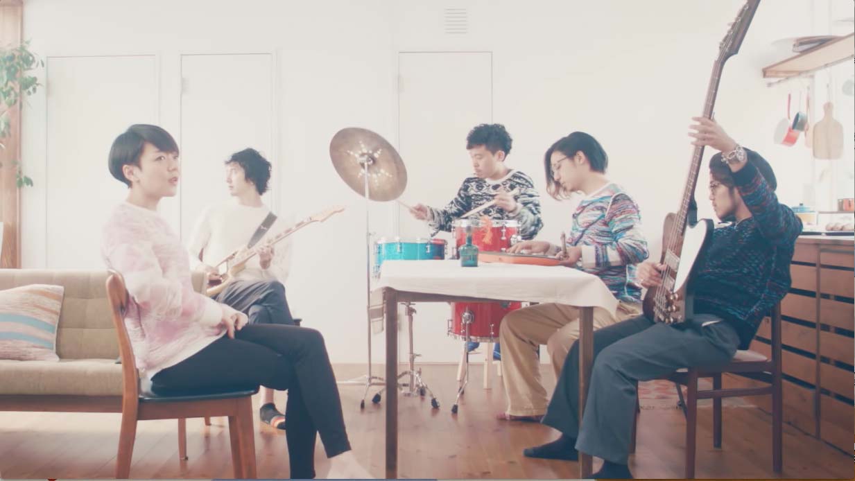 「窓」のMVのワンシーン。