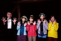 「NOGIBINGO!10」第1回ロケ参加者。左からイジリー岡田、大園桃子、秋元真夏、新内眞衣、和田まあや。 (c)「NOGIBINGO!10」製作委員会