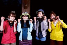 魚を頬張る乃木坂46メンバー。 (c)「NOGIBINGO!10」製作委員会