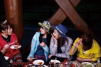 キャンプを楽しむ乃木坂46メンバー。 (c)「NOGIBINGO!10」製作委員会