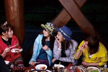 キャンプを楽しむ乃木坂46メンバー。 (c)「NOGIBINGO!10」製作委員会