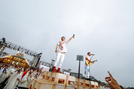 ポルノグラフィティ「しまなみロマンスポルノ'18～Deep Breath～」初日公演の様子。（撮影：入日伸介）