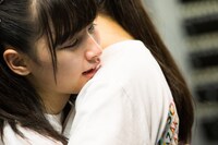 肩を借りて泣く橋本麗愛。 （撮影：時永大吾）