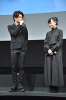 左から岩田剛典、杉咲花。