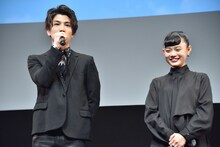 左から岩田剛典、杉咲花。
