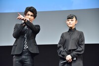 ライブビューイングのカメラを指差す岩田剛典（左）。