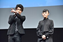 ライブビューイングのカメラを指差す岩田剛典（左）。