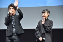 ライブビューイングのカメラに手を振る岩田剛典と杉咲花。