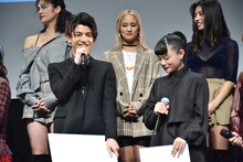 左から岩田剛典、杉咲花。