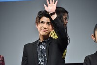 手を振る岩田剛典。