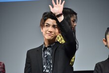 手を振る岩田剛典。