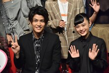 左から岩田剛典、杉咲花。