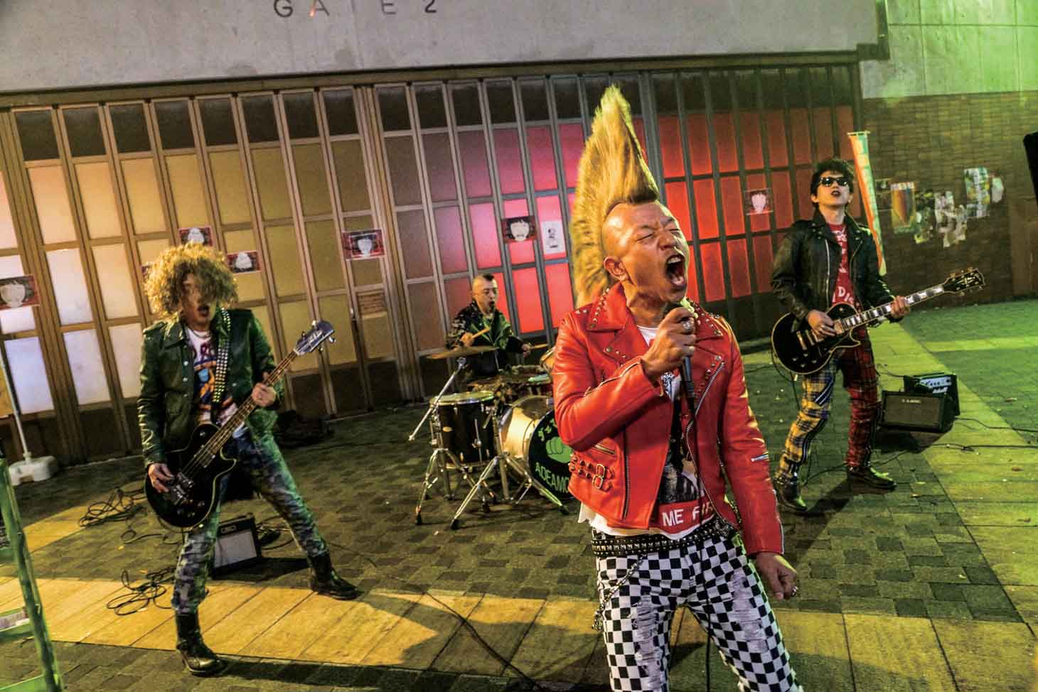 映画「音量を上げろタコ！なに歌ってんのか全然わかんねぇんだよ!!」のワンシーン。