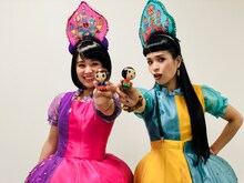 オリジナルこけしを手にしたチャラン・ポ・ランタン