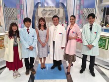 フジテレビ「クスリとなる一言」出演者。左からトミタ栞、バカリズム、宮澤智アナ、山崎弘也（アンタッチャブル）、アンミカ、吉村崇（平成ノブシコブシ）。(c)フジテレビ