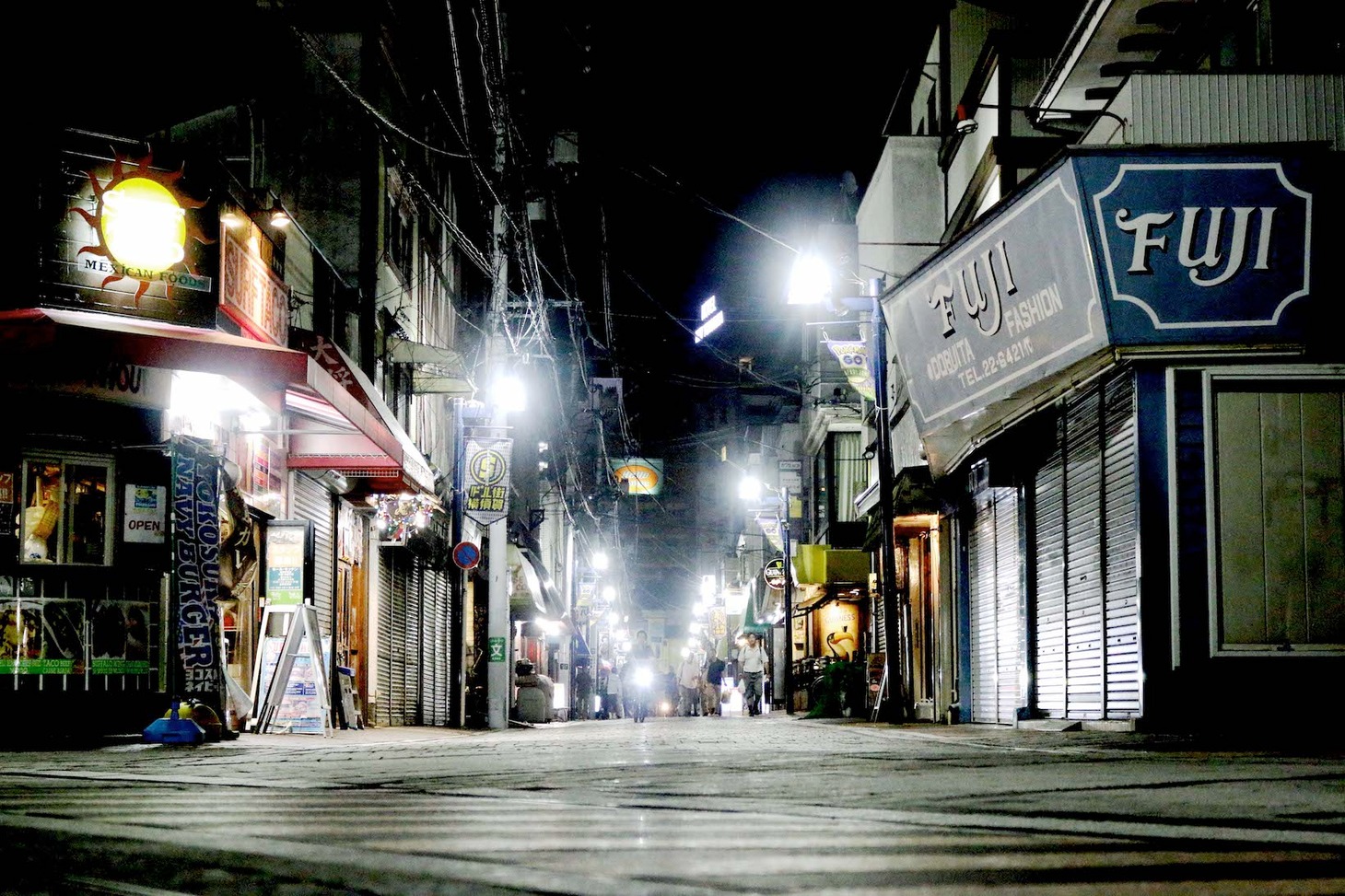 神奈川・横須賀の“どぶ板通り”。撮影した日はどこか閑散としていた。