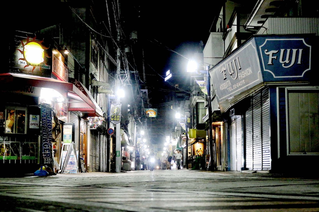 神奈川・横須賀の“どぶ板通り”。撮影した日はどこか閑散としていた。